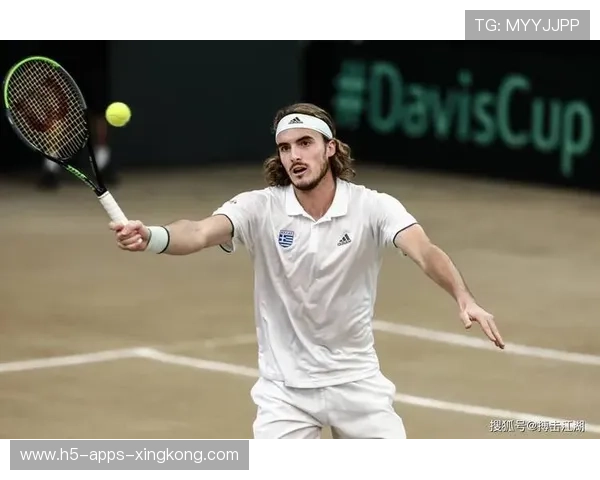 西西帕斯高压扣杀干净利落 西西帕斯高压扣杀干净利落